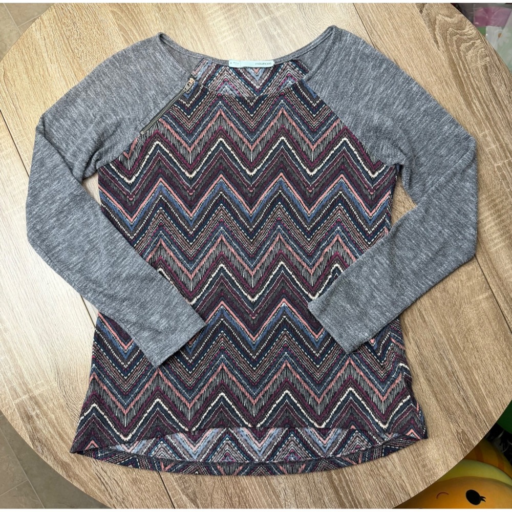 Maurices Womens Medium Gray Chevron Zig Zag Raglan Long Sleeve Top Zipper Accent